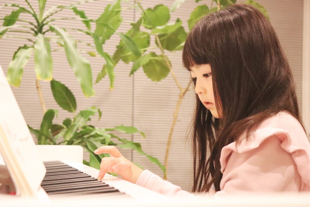 幼児がピアノを弾いている風景