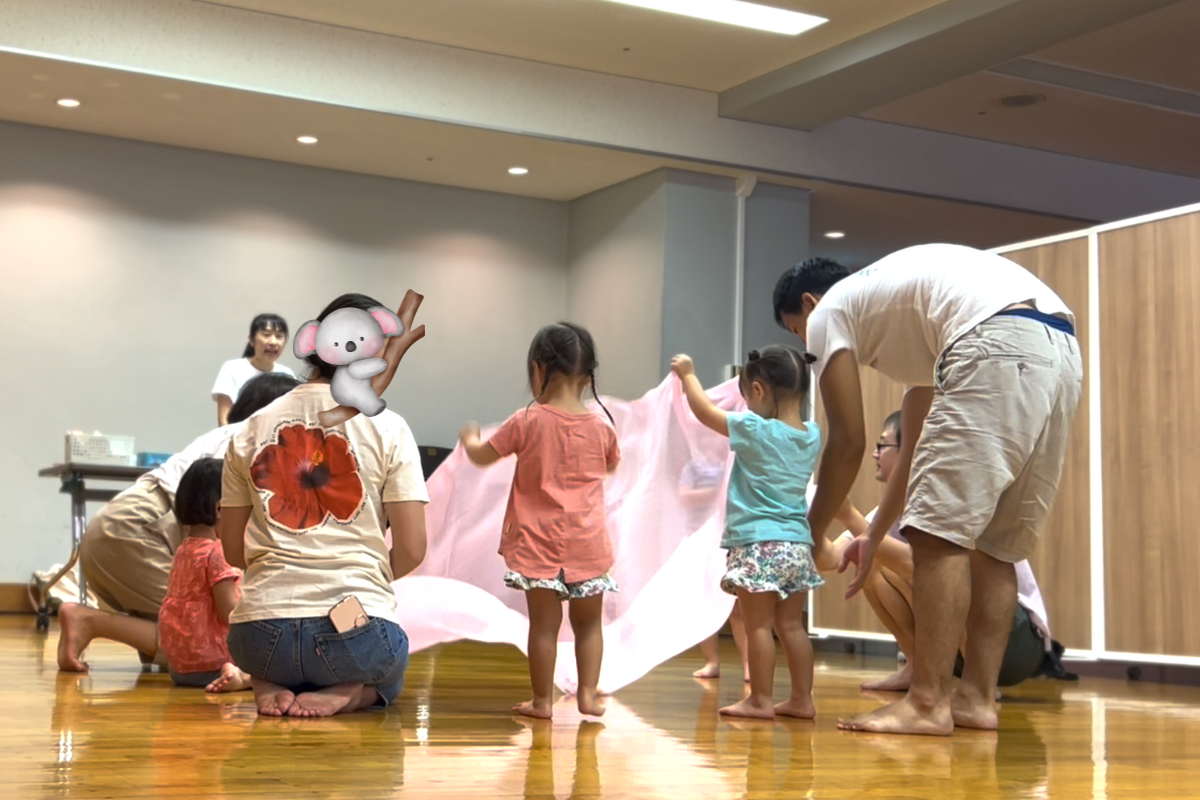 幼児がリトミックスカーフを振っている風景